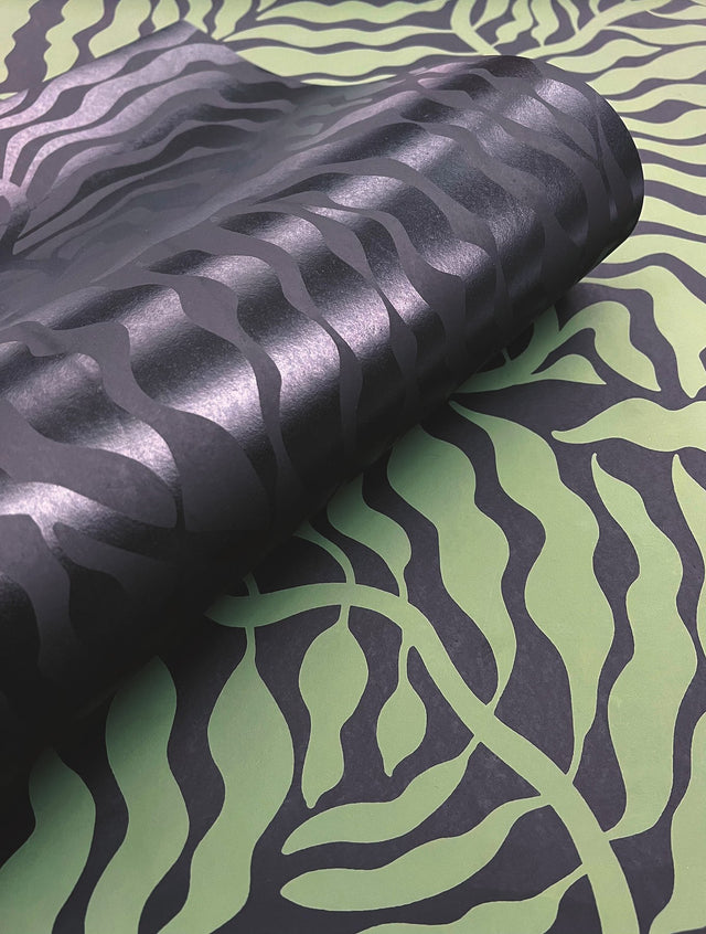 Fern Fronds Black & Green Wallpaper with Botanical Modern Pattern - York AG2061