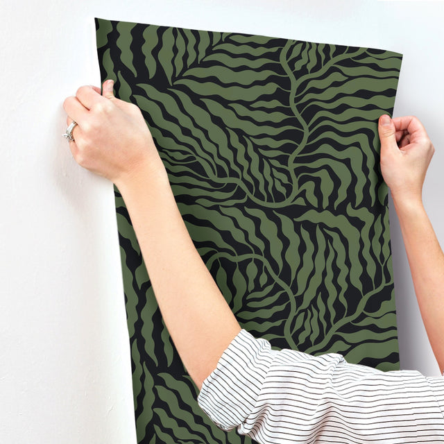 Fern Fronds Black & Green Wallpaper with Botanical Modern Pattern - York AG2061
