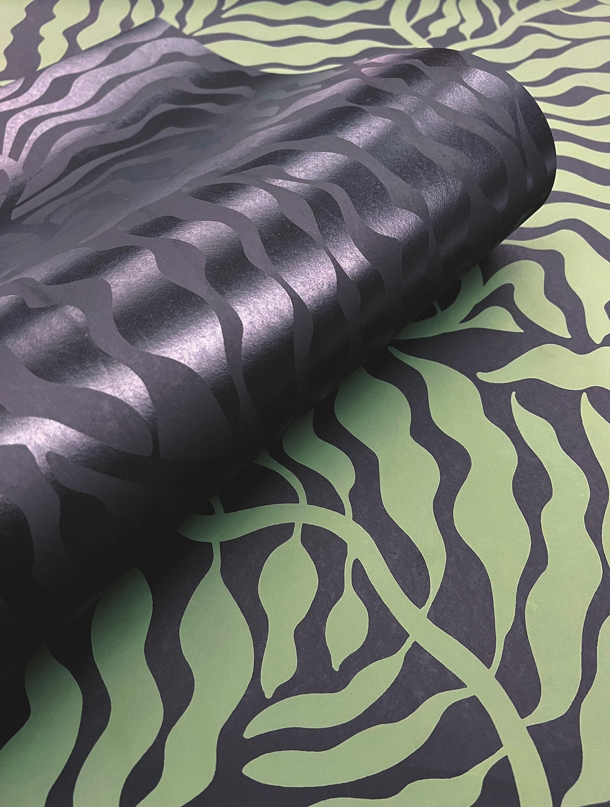 Fern Fronds Black Wallpaper with Metallic Effect - York AG2062