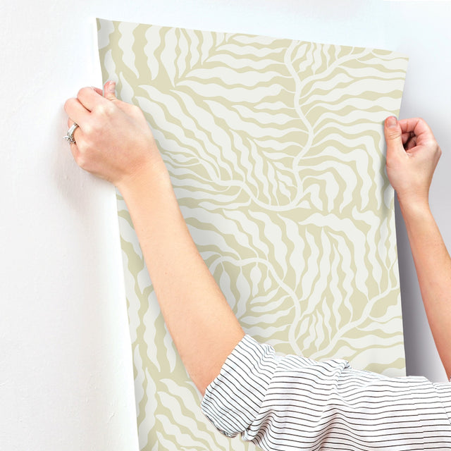 Fern Fronds Light Green & White Wallpaper with Modern Botanical Pattern - York AG2065