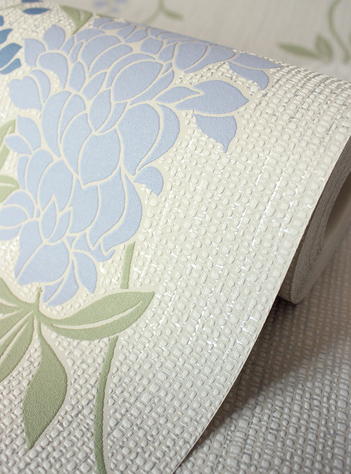 Aisla Blue Wisteria by Fine Decor Expanded Vinyl Botanical Wallpaper 20.9-in x 33-ft – Brewster Home Fashions FD43674