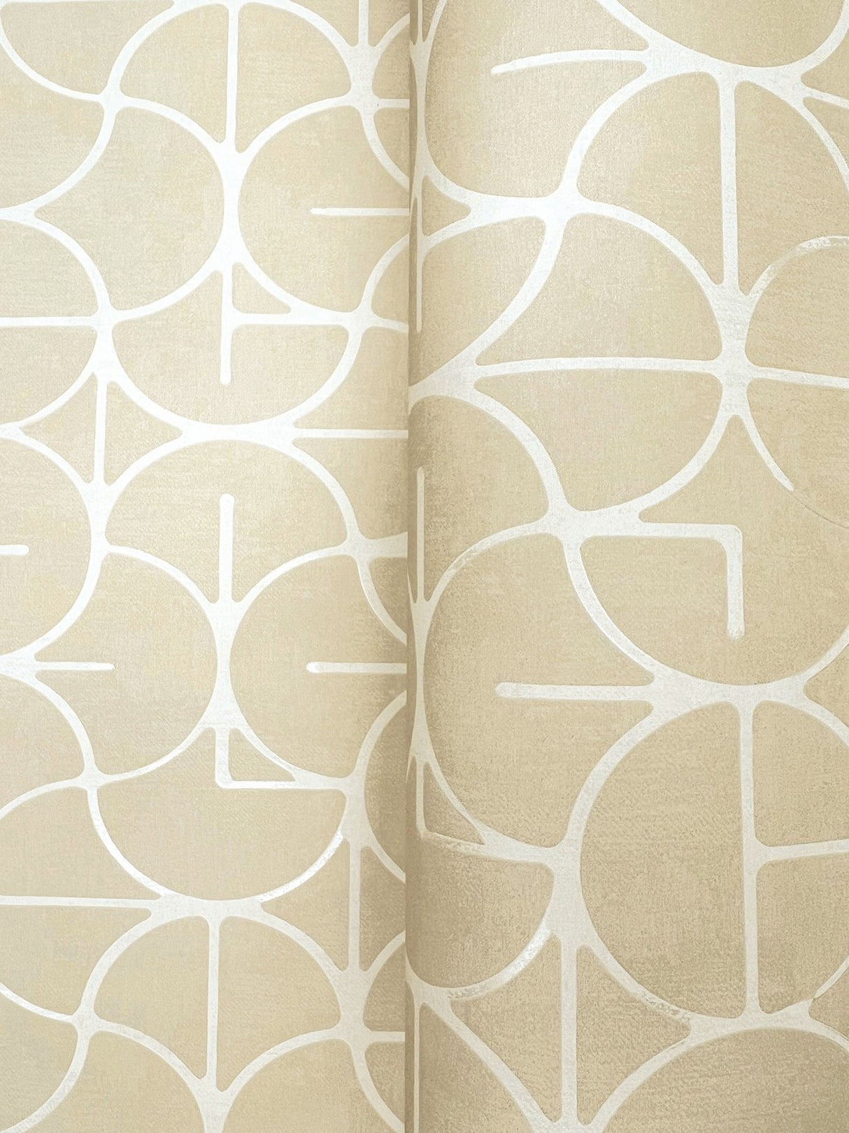 Looking Glass Straw Wallpaper with Metallic Geometric Ogee - York FM1101