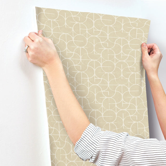 Looking Glass Straw Wallpaper with Metallic Geometric Ogee - York FM1101