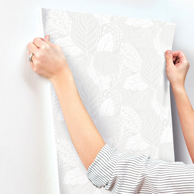 Vinca Pearl Wallpaper with Botanical Leaf Pattern, Non Woven Unpasted - York GO8224