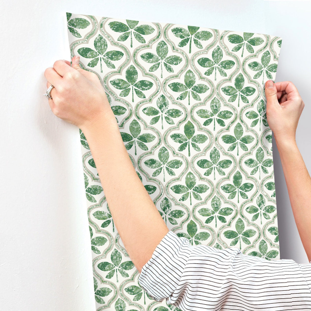 Sevilla Clover Geometric Ogee Leaf Prepasted Wallpaper - York GO8274