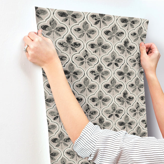 Sevilla Onyx Geometric Ogee Leaf Prepasted Wallpaper - York GO8275
