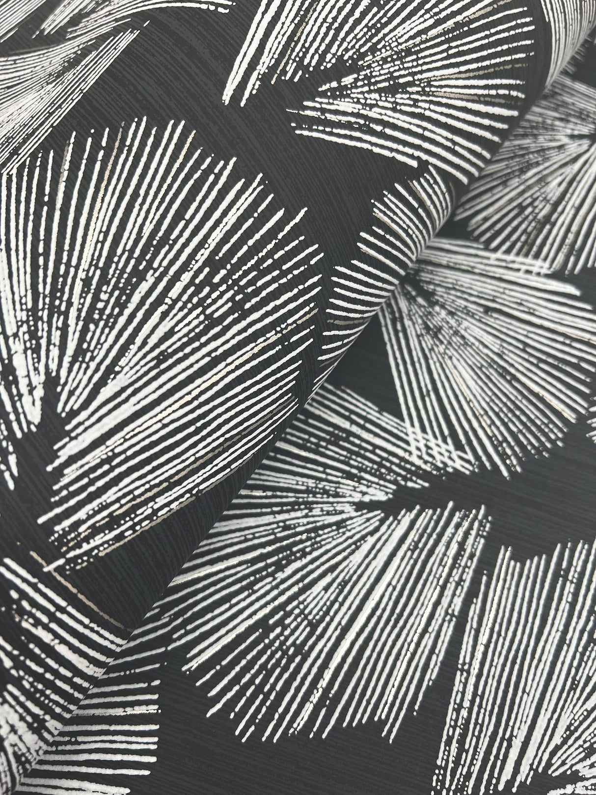 Elora Leaf Black Wallpaper with Metallic Botanical Fan-Leaf Motif - York LM5351