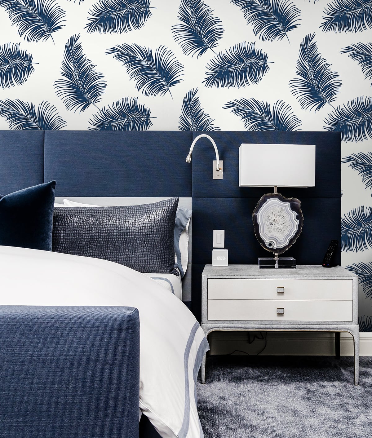 Tossed Palm White & Navy by Lillian August Peel and Stick Botanical Wallpaper – Lillian August LN20312