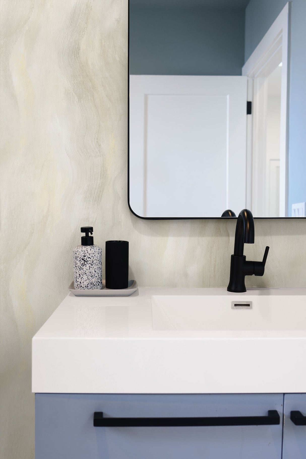Smoke Texture White Onyx by Living with Art Embossed Vinyl Wallpaper – Seabrook Designs LW50905