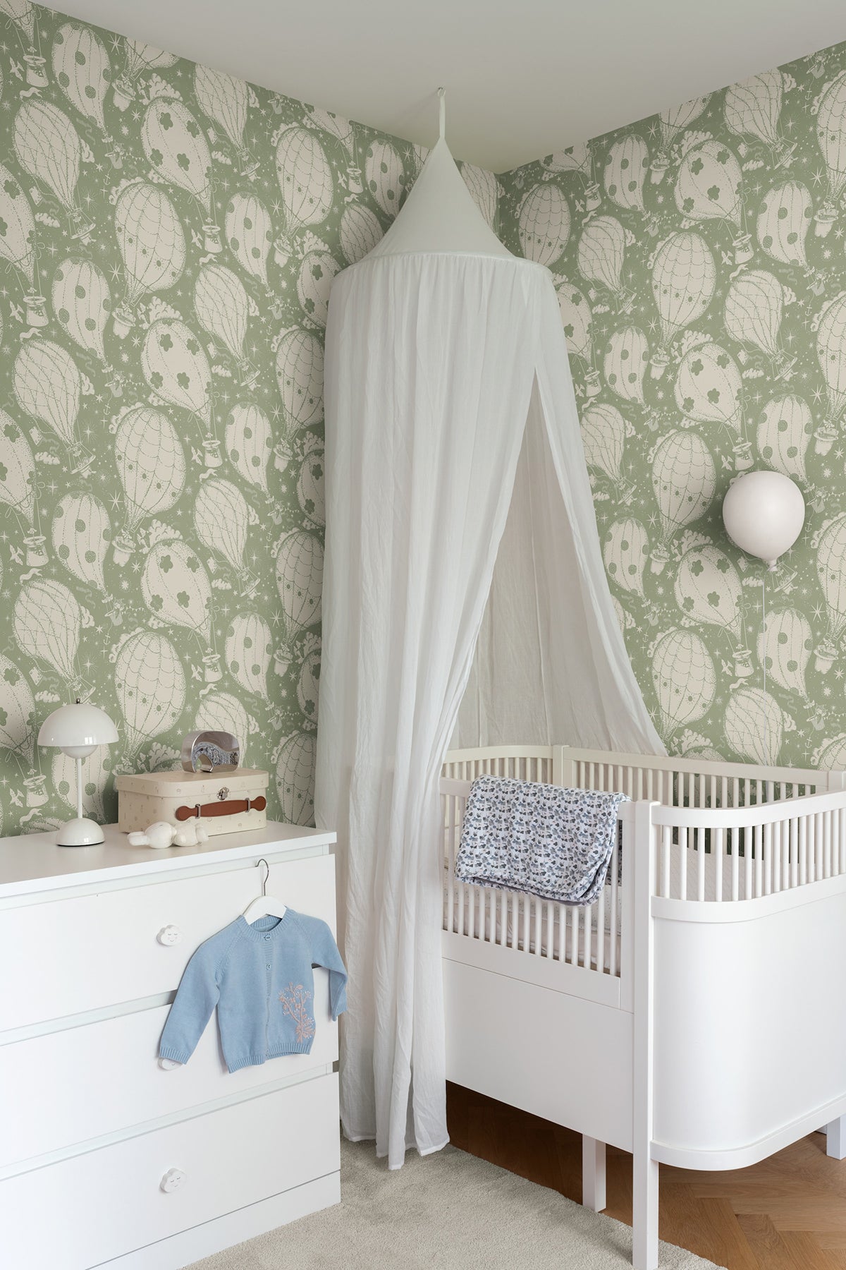 Ballongerna Green by York Wallcoverings Whimsical Hot Air Balloon Wallpaper – York Wallcoverings MB29004
