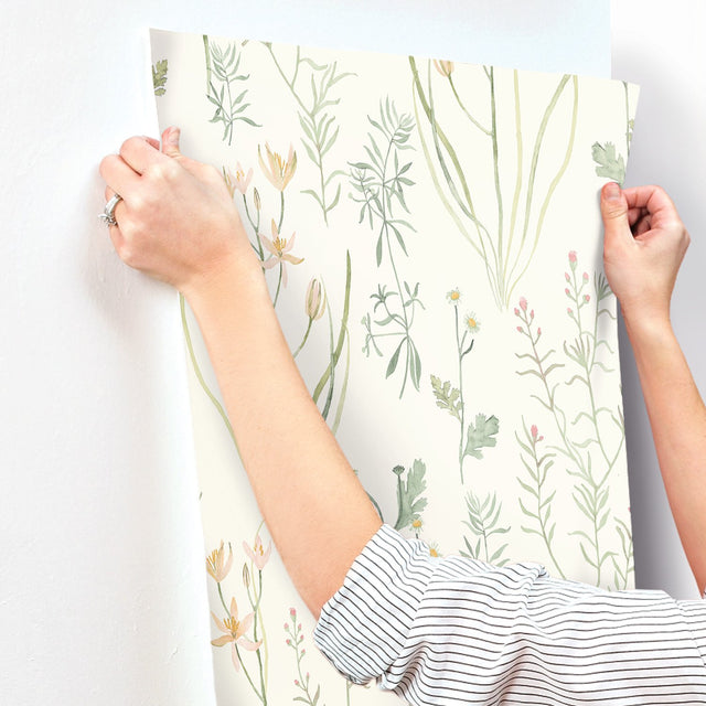 Alpine Botanical White Wallpaper with Watercolor Wildflower Motif - York NR1565