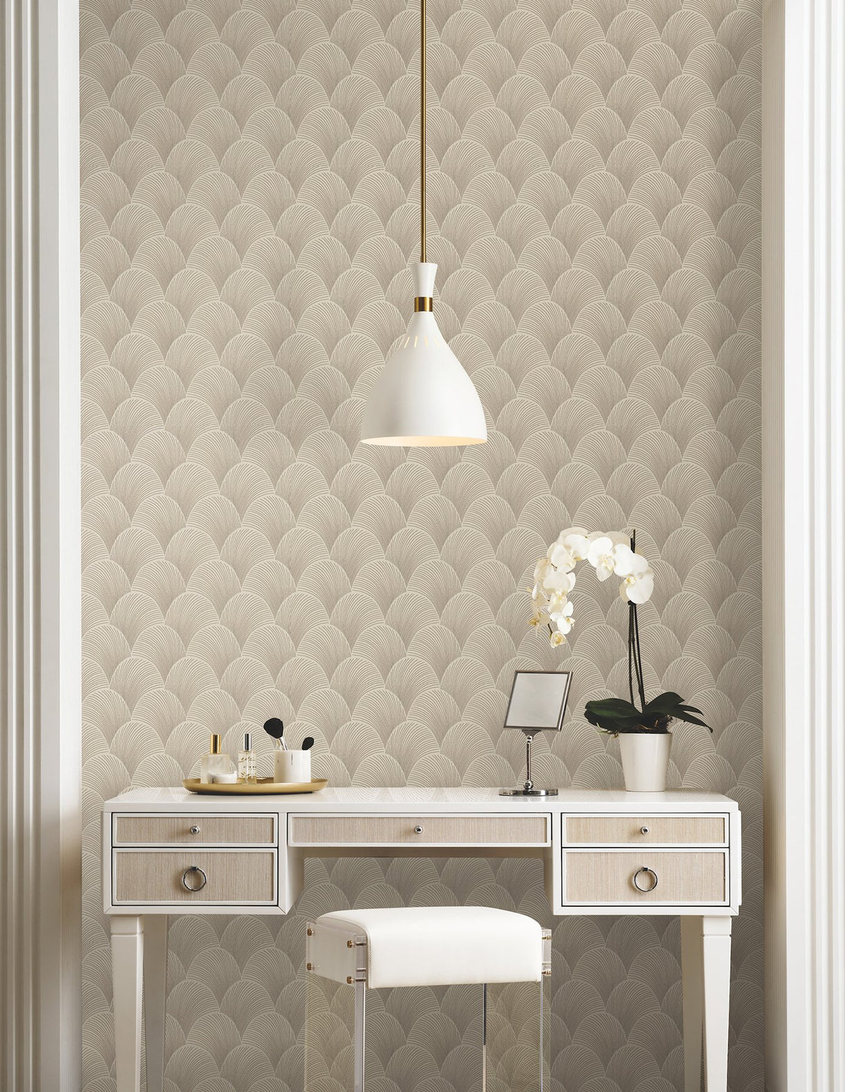 Metallic Beige Gold Scallop Wallpaper with Glam Foil Pattern - York NT6107