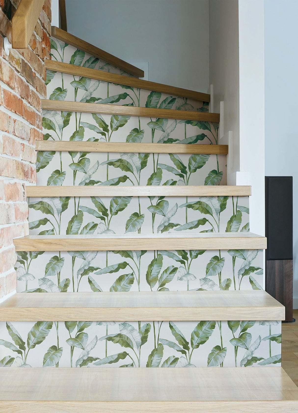 Banana Leaf Green Peel & Stick Wallpaper with Botanical Leaves Pattern, Transitional Style - NuWallpaper NUS4903