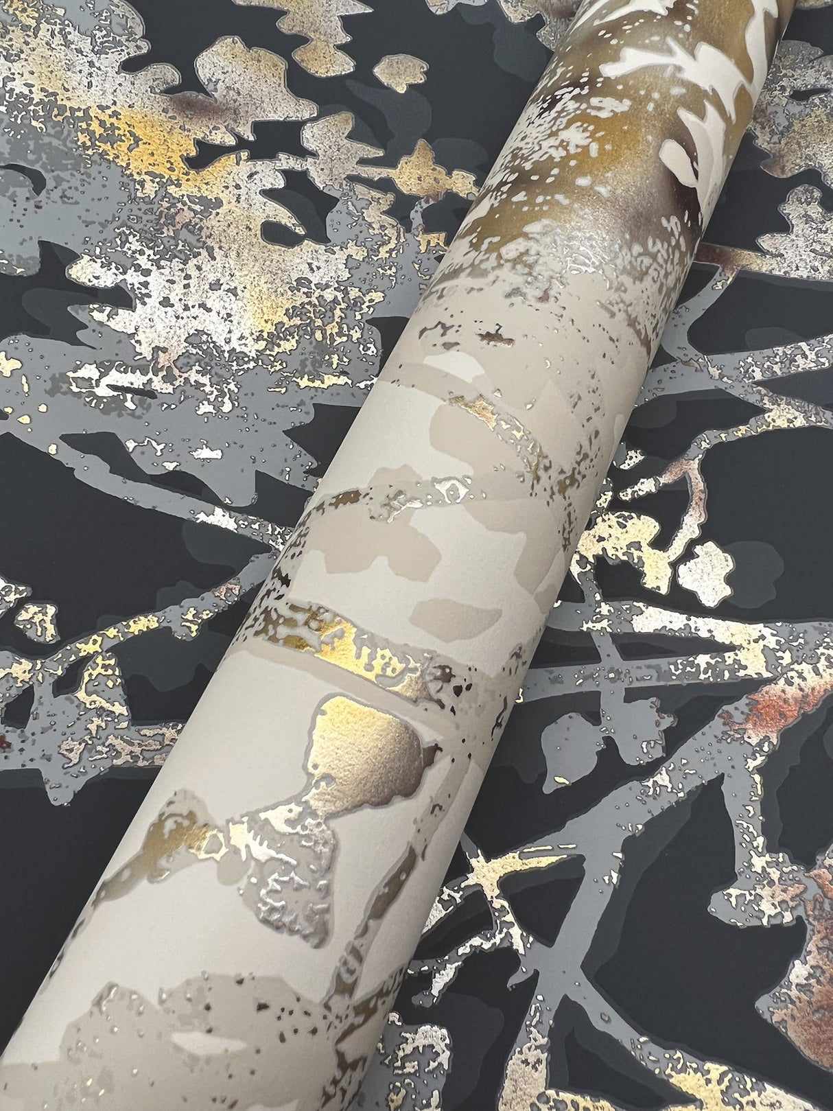 Shimmering Foliage Khaki Wallpaper with Metallic Botanical Pattern - York NW3584