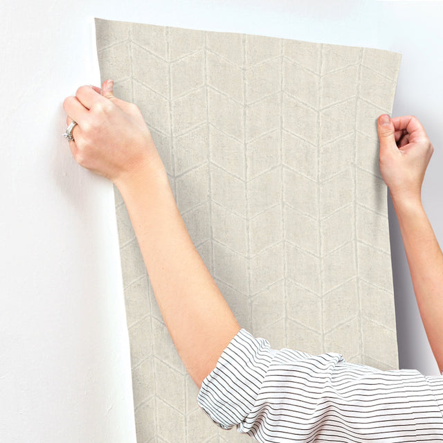 Flatiron Geometric Pearl Grey Wallpaper with Metallic Chevron Pattern - York OI0644
