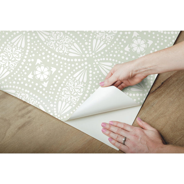 Overlapping Medallions Green Peel & Stick Wallpaper with Whimsical Abstract Medallion Pattern - York RMK12171WP