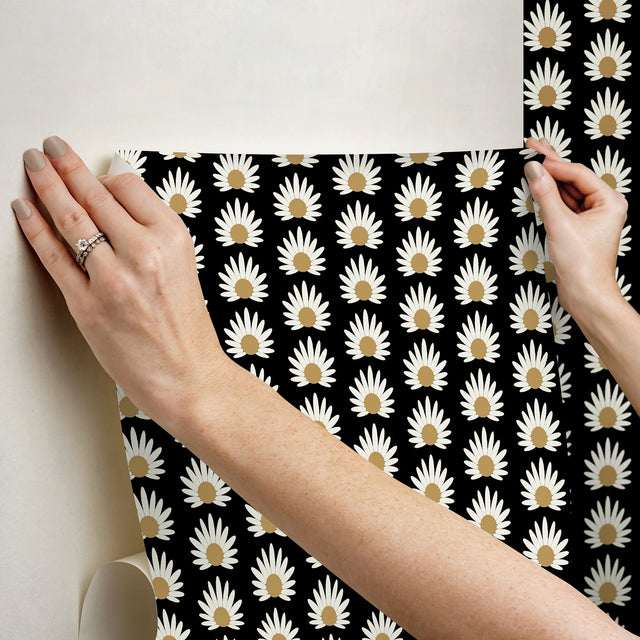 Fleur Black Peel & Stick Wallpaper with Retro Botanical Daisy Pattern - NuWallpaper SCS6058