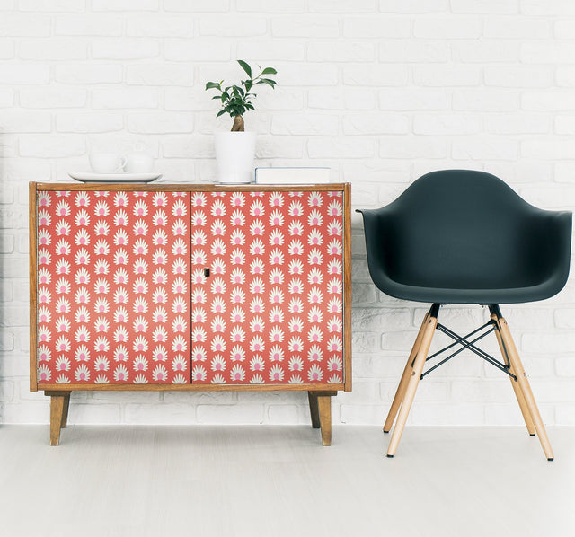 Valentino Fleur Red Peel & Stick Wallpaper with Retro Botanical Daisy Pattern - NuWallpaper SCS6060