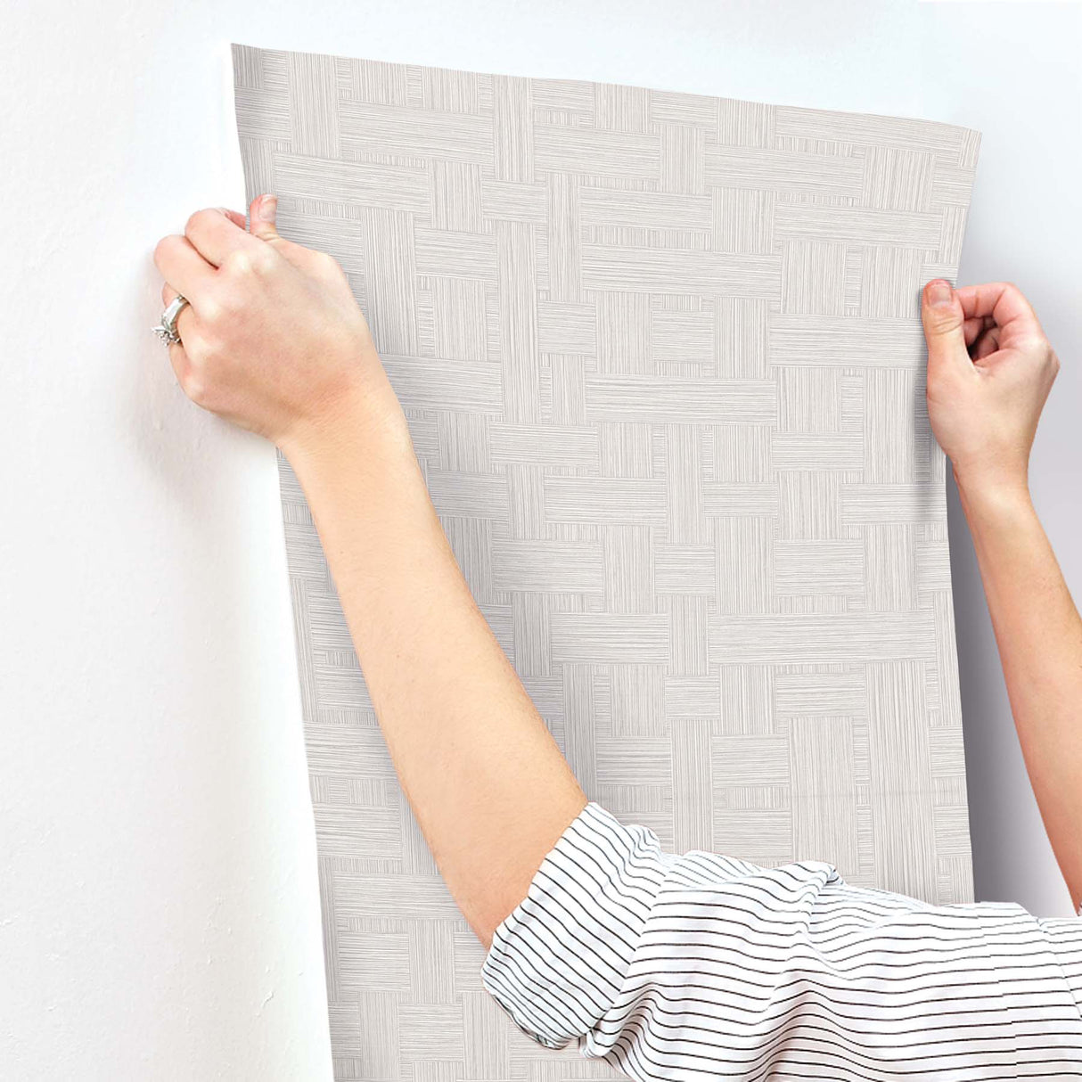 Basketry Warm Grey by York Wallcoverings Vinyl on Non Woven Wallpaper – York Wallcoverings SI25724