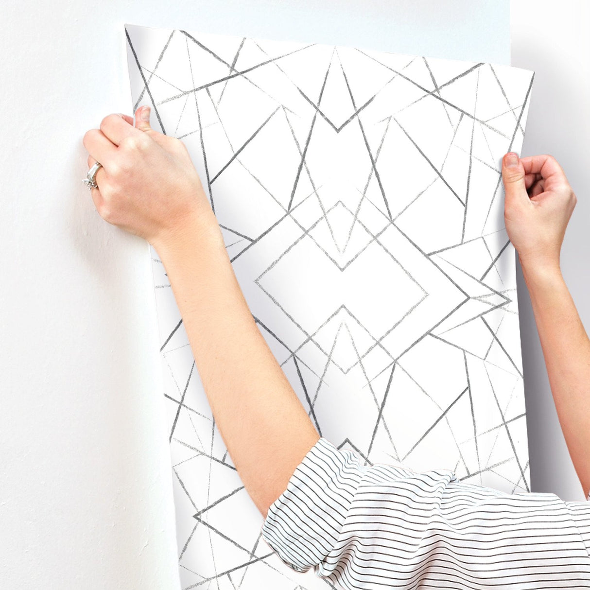 Geo Diamond Black Wallpaper with Modern Geometric Starburst Pattern - York UC3847