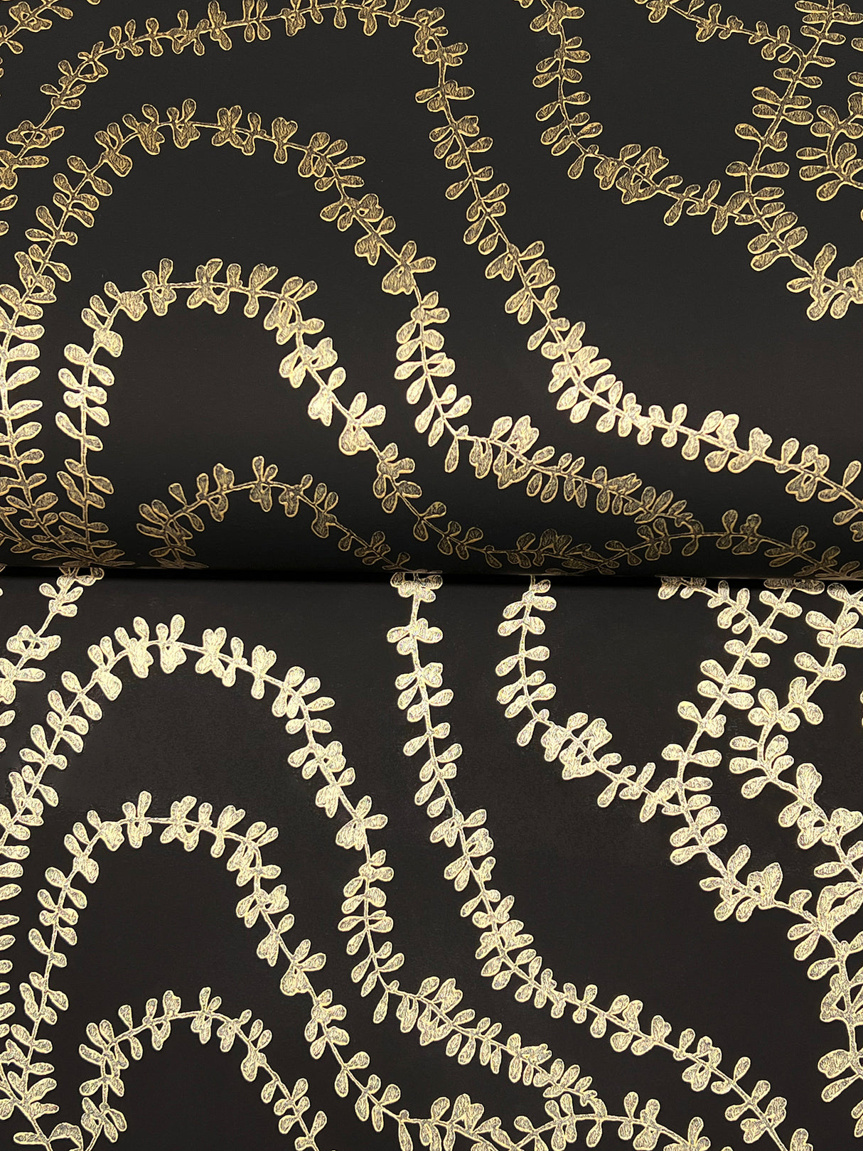 String of Pearls Gold by Ronald Redding Vine Wallpaper – York Designer Series VR1517